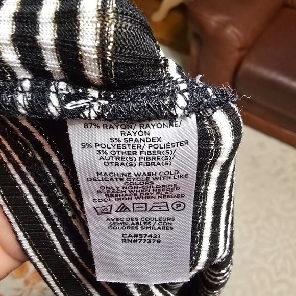 ANN TAILOR BEAUTIFUL 🤩 BLACK ,WHITE AND SILVER METALLIC STRIPED WOMEN’S SWEATER - Picture 12 of 16